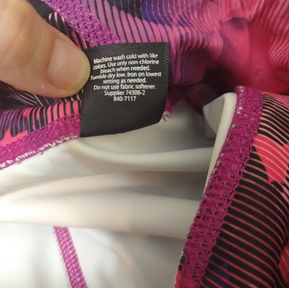 🌹Xersion Fitted Pink, Purple, and Black Floral Yoga 3/4th Length Legging M - Picture 6 of 7